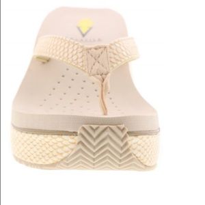 Very volatile flip flops!!! Size 9!!! Like new!